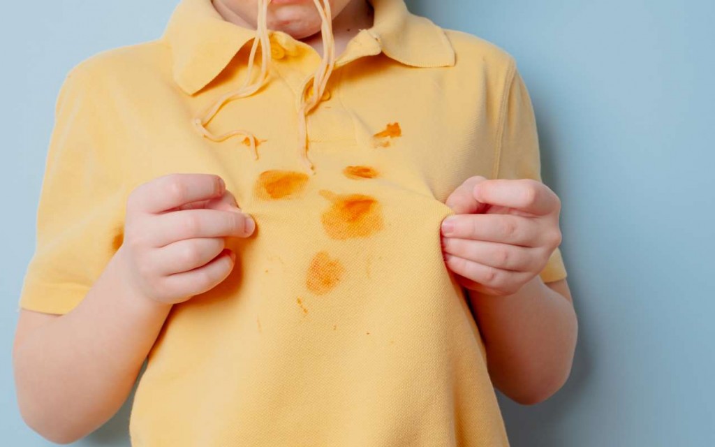 Comment enlever une tache de sauce tomate sur un vêtement