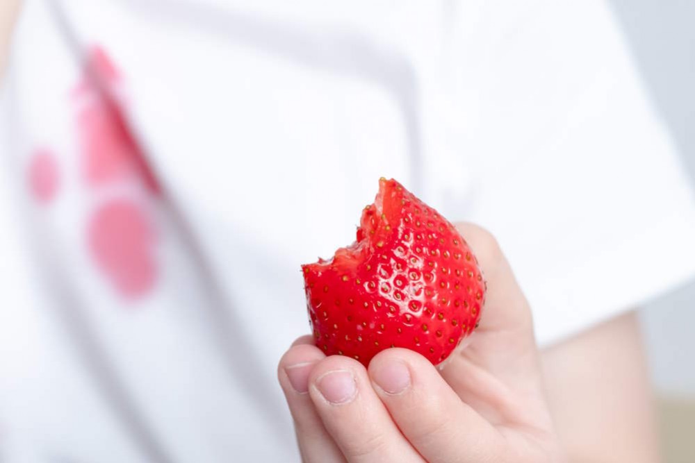 Comment enlever une tache de fraise sur un vêtement