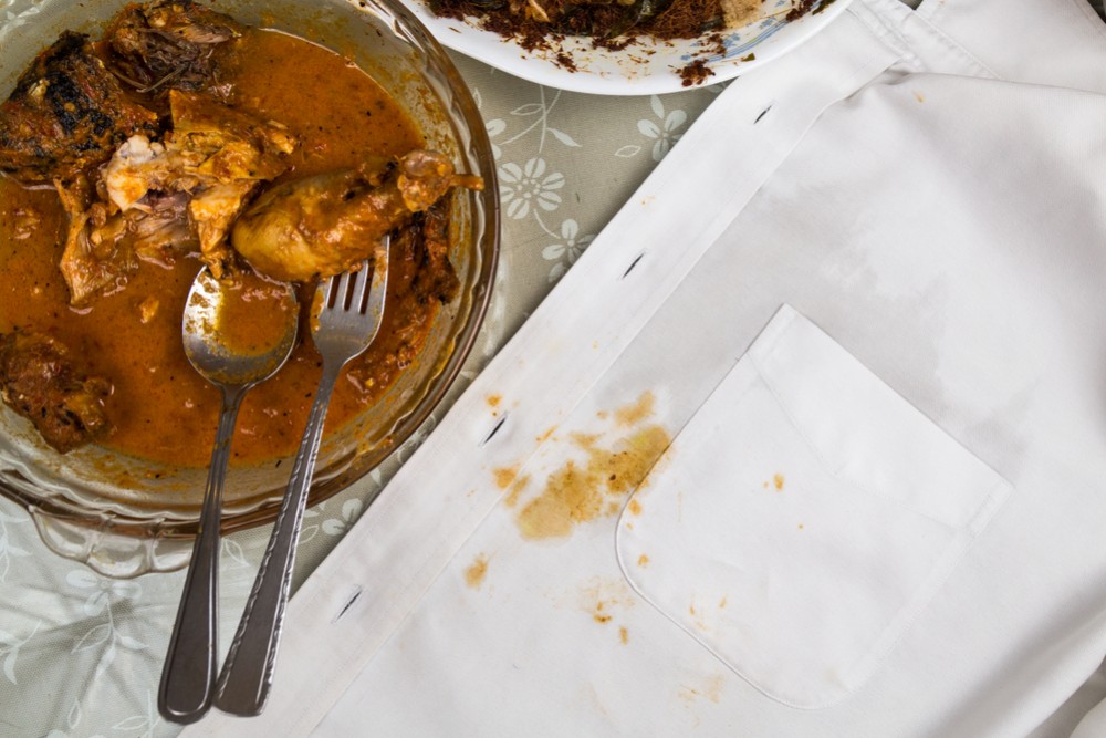 Comment enlever une tache de curry sur un vêtement