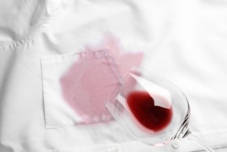Tache de vin rouge sur du blanc, comme l'enlever ?