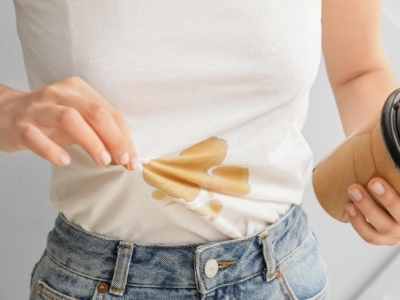 Comment enlever une tache de café sur un vêtement ?