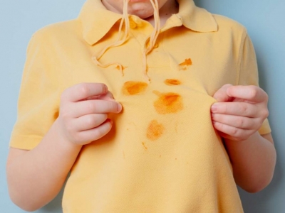 Comment enlever une tache de sauce tomate sur un vêtement ?