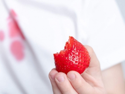 Comment enlever une tache de fraise sur un vêtement ?