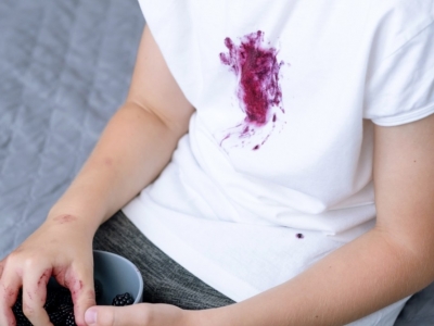 Quelle astuce pour enlever une tache de mûre ou de cassis ?