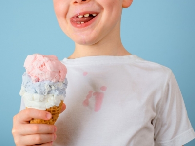 Comment enlever une tache de glace sur vos vêtements : conseils estivaux