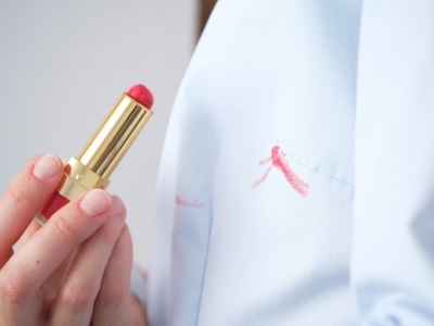 Quelle méthode pour enlever une tache de rouge à lèvres sur du tissu ?