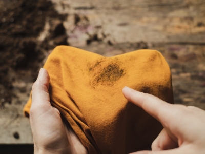 Comment enlever une tache de boue sur un vêtement ?