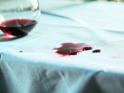 Comment enlever une tache de vin sur une nappe en tissu ?